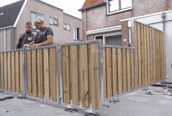 Montage looppoort en schutting woonwijk