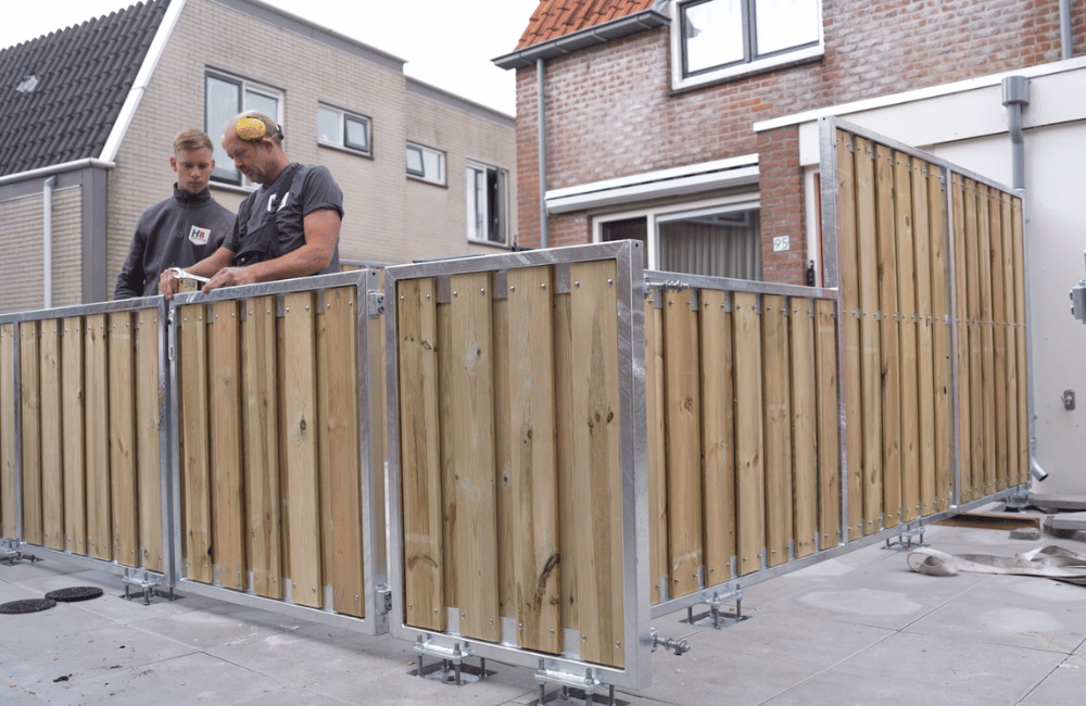 Montage looppoort en schutting woonwijk